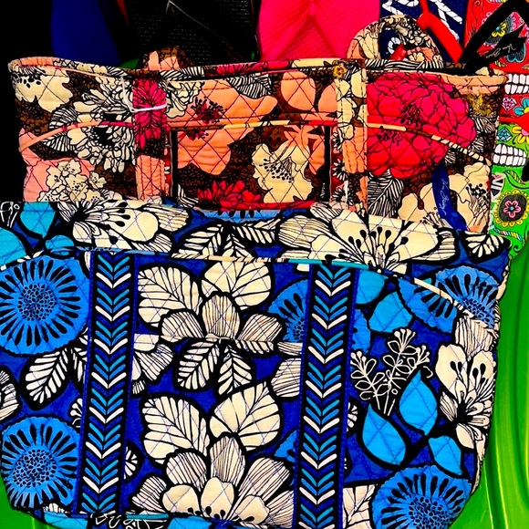 EUC PINK FLORAL VERA BRADLEY MEDIUM TOTE WITH POCKETS - Picture 4 of 4